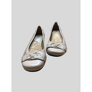 Clarks Womens Nude Flats With Bow Accent & Perforated Design Size 10